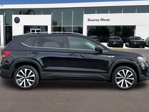 Used 2022 Volkswagen Taos SE FWD image 3