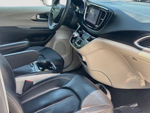 Used 2023 Chrysler Pacifica Touring-L FWD image 24