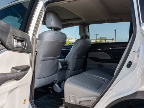 Used 2017 Toyota Highlander Limited image 16