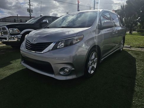 Used 2011 Toyota Sienna SE image 3