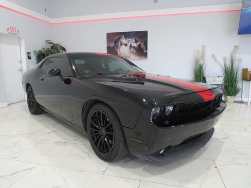 Used 2013 Dodge Challenger SXT RWD image 1