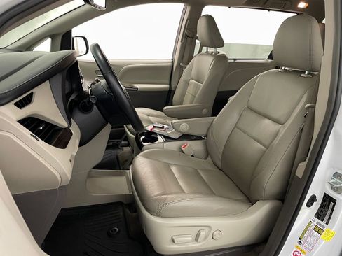 Used 2018 Toyota Sienna XLE Premium AWD/4WD image 29
