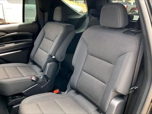Used 2025 Chevrolet Traverse LT FWD image 21