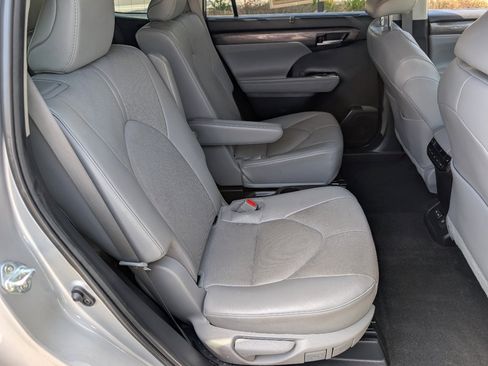Used 2023 Toyota Highlander Platinum AWD/4WD image 5
