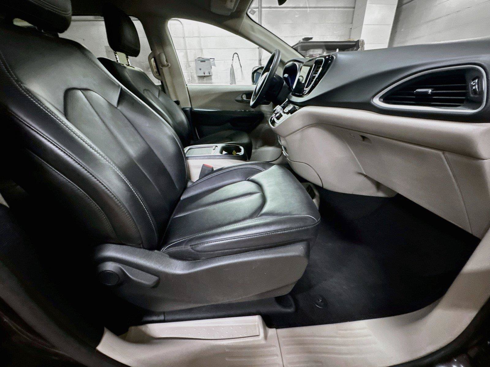 Used 2024 Chrysler Pacifica Touring-L FWD image 30