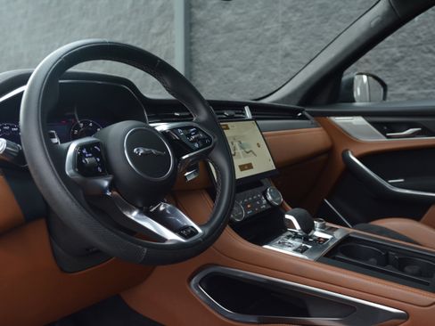 Used 2021 Jaguar F-PACE SVR image 4