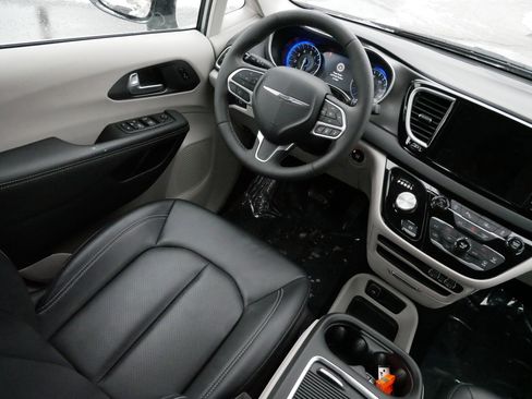 Used 2024 Chrysler Pacifica Touring-L image 9