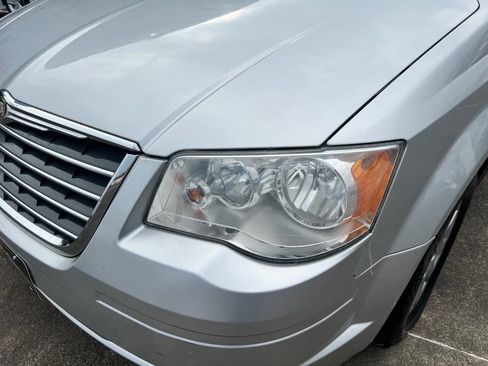 Used 2009 Chrysler Town & Country LX image 10