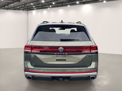 Used 2024 Volkswagen Atlas Peak Edition SE AWD/4WD image 4