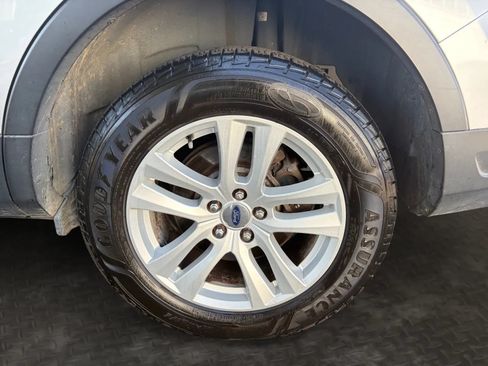 Used 2018 Ford Explorer XLT w/ Equipment Group 202A AWD/4WD image 43