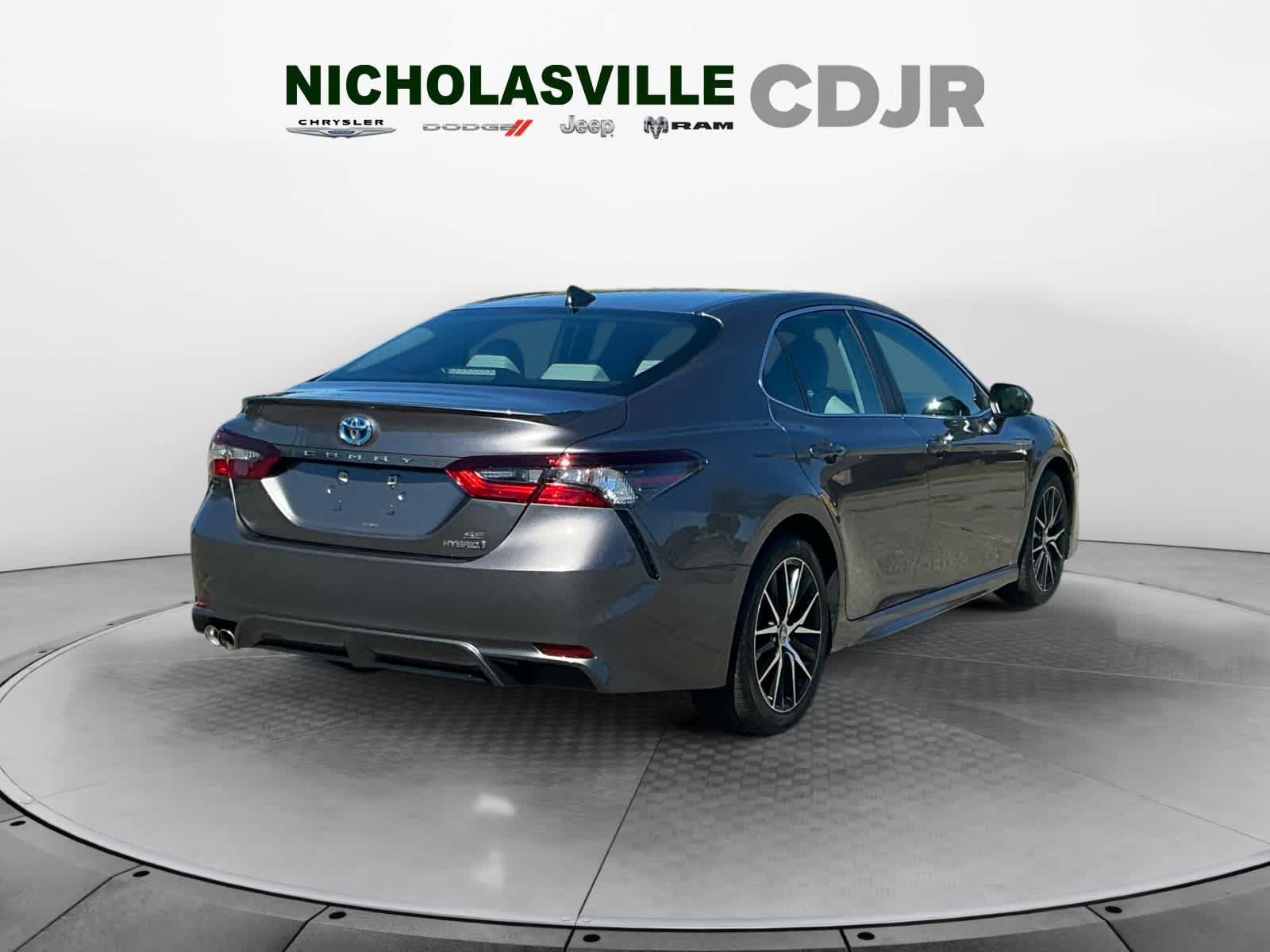 Used 2024 Toyota Camry SE FWD image 5