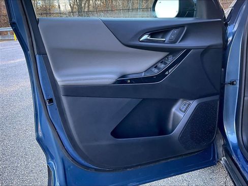 Used 2025 Chevrolet Equinox LT w/ Convenience Package II image 9