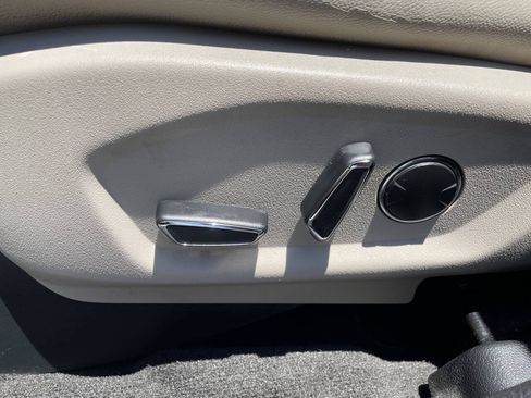 Used 2018 Ford Explorer Limited w/ Ford Safe & Smart Package FWD image 17