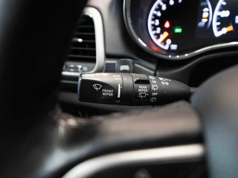 Used 2019 Jeep Grand Cherokee Altitude AWD/4WD image 13