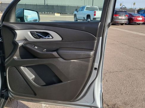 Used 2023 Chevrolet Traverse LT image 17
