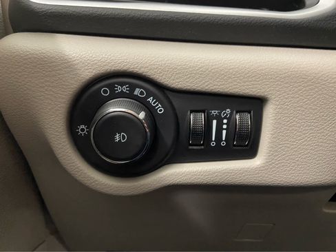 Used 2024 Chrysler Pacifica Touring-L FWD image 38