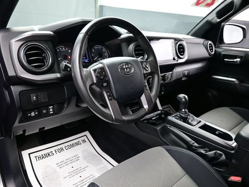 Used 2020 Toyota Tacoma TRD Off-Road w/ Technology Package AWD/4WD image 13