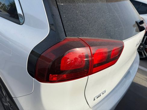 Certified 2022 Kia Niro EX image 7