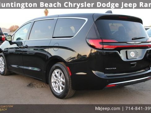Used 2023 Chrysler Pacifica Touring-L image 4