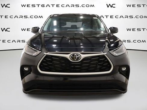 Used 2024 Toyota Highlander LE image 4