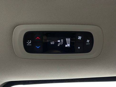 Used 2022 Chrysler Voyager LX FWD image 6