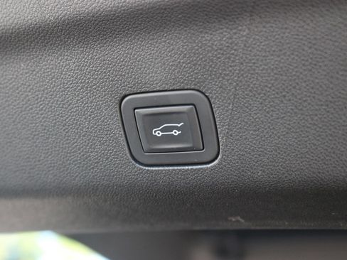 Used 2025 GMC Yukon XL Denali AWD/4WD image 13