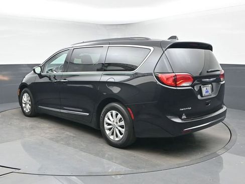 Used 2017 Chrysler Pacifica Touring-L image 6