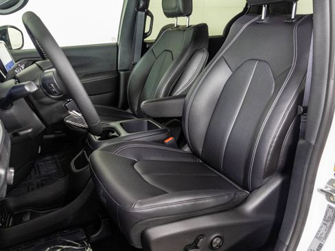 New 2026 Chrysler Pacifica Select AWD/4WD image 18