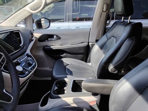 Used 2024 Chrysler Pacifica Touring-L FWD image 9