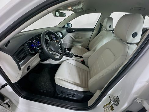 Used 2024 Volkswagen Jetta SE image 13
