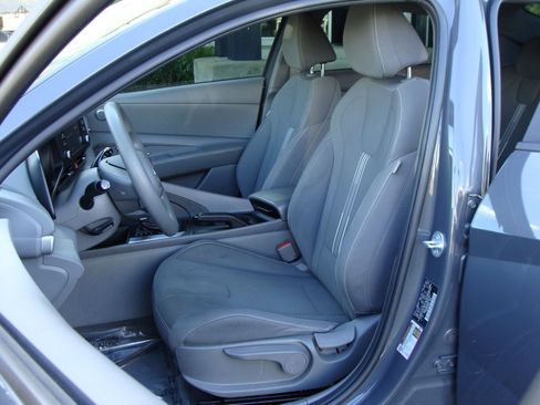 Used 2023 Hyundai Elantra SEL w/ Preferred Accessory Package image 7