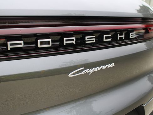 Certified 2025 Porsche Cayenne AWD/4WD image 13