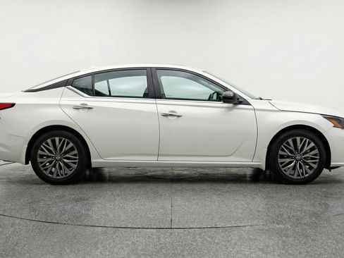 Used 2025 Nissan Altima 2.5 SV FWD image 5