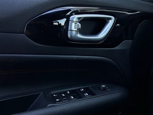 Used 2025 Jeep Compass Trailhawk image 18