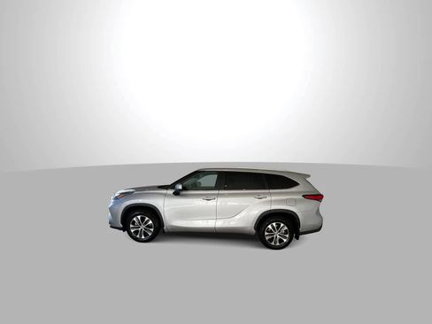 Used 2023 Toyota Highlander XLE image 5