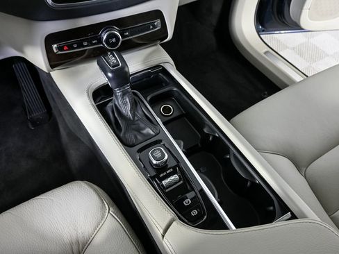 Used 2019 Volvo XC90 T5 Momentum image 16