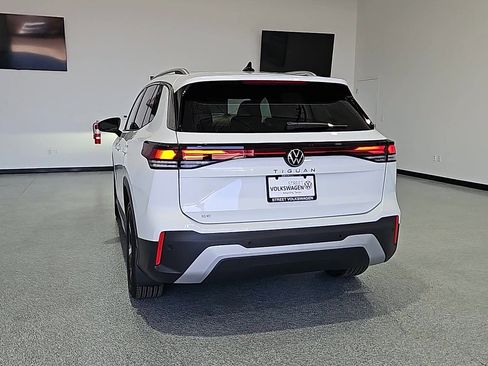 New 2026 Volkswagen Tiguan SE FWD image 8