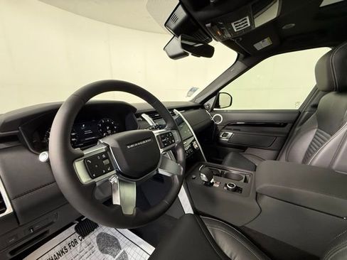 New 2025 Land Rover Discovery S image 5