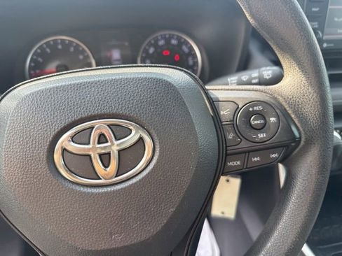 Used 2020 Toyota RAV4 LE AWD/4WD image 18