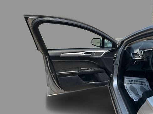 Used 2020 Ford Fusion SE FWD image 18