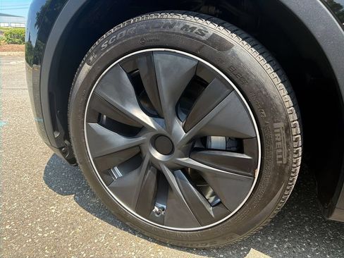 Used 2023 Tesla Model Y Long Range AWD/4WD image 16