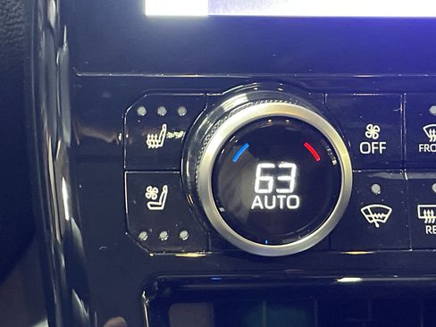 Used 2023 Toyota Highlander Platinum FWD image 24