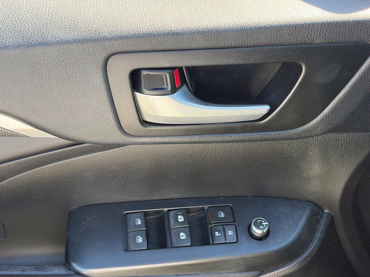 Used 2018 Toyota Highlander SE FWD image 7