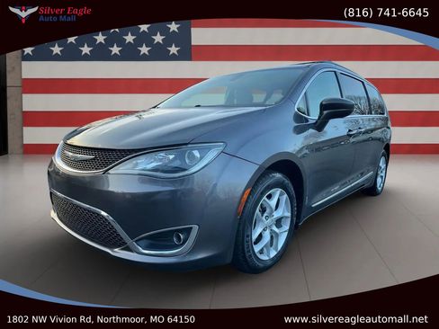 Used 2017 Chrysler Pacifica Touring-L w/ Tire & Wheel Group image 1