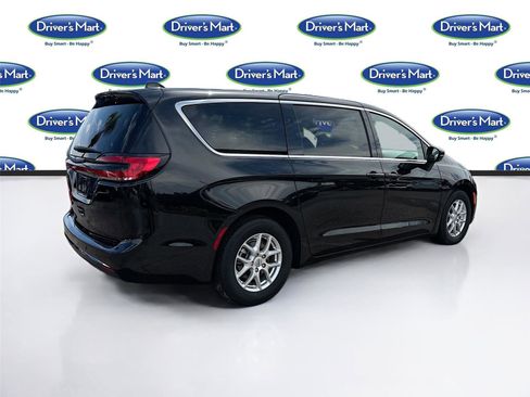 Used 2025 Chrysler Pacifica Select FWD image 7