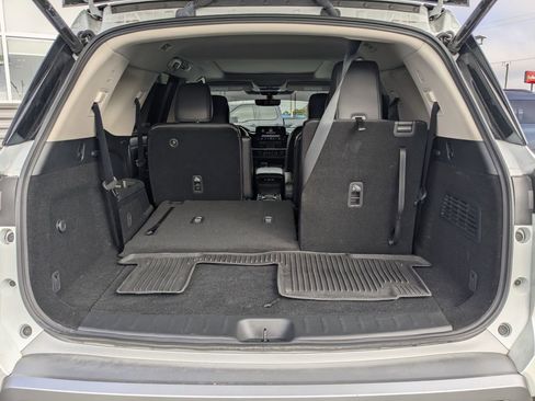 Used 2025 Nissan Pathfinder SL w/ SL Premium Package FWD image 12