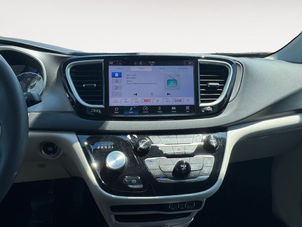 Used 2024 Chrysler Pacifica Touring-L FWD image 19
