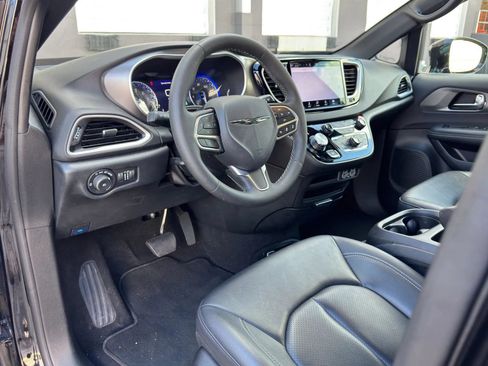 Used 2025 Chrysler Pacifica Select FWD image 8