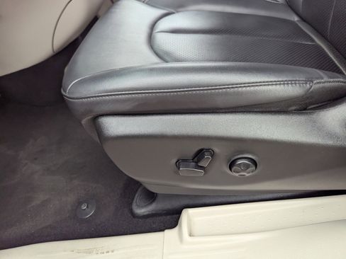 Used 2024 Chrysler Pacifica Select image 28