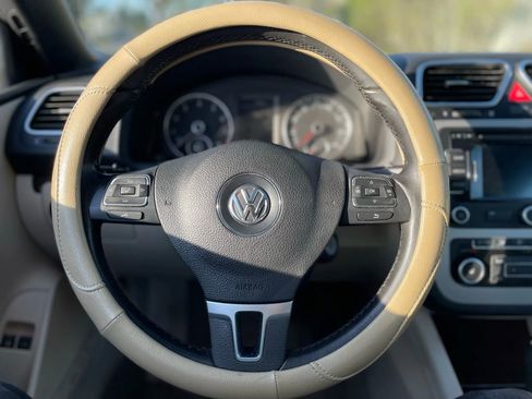Used 2012 Volkswagen Eos Lux w/ Tech Pkg image 24